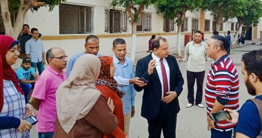 صور.. رئيس جامعة بنى سويف يلتقى طلبة كلية السياحة..ويراجع دفاتر الحضور