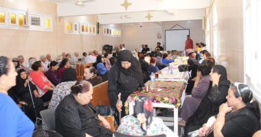 كنائس الوادى الجديد تنظم يومًا روحيًا لكبار السن ويصلون القداس