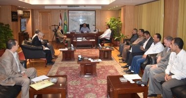 محافظ الفيوم يلتقى رؤساء المدن لمتابعة تطبيق قانون التصالح والتصدى للتعديات