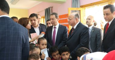 محافظ القاهرة يتفقد قافلة طبية بمدرسة بحلوان للكشف على الطلبة