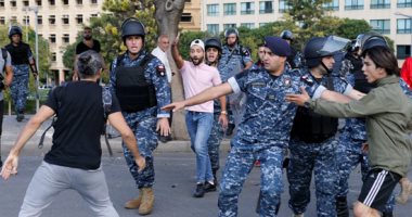 صور.. لبنان.. أنصار حزب الله وحركة أمل يهدمون خيام محتجين فى بيروت