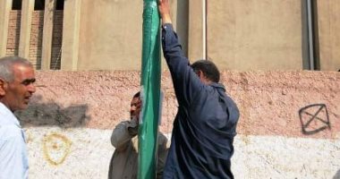 صور .. عزل أعمدة الإنارة بالبلاسيتك للوقاية من الصعق الكهرباء بالشرقية