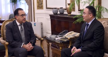 اليوم.. صور.. رئيس الوزراء يلتقى مسئولى شركة "فوتون" العالمية للسيارات