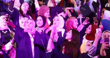 صور.. جامعة النهضة تكرم أوائل "دفعة 2019".. والخريجون يرددون قسم التخرج
