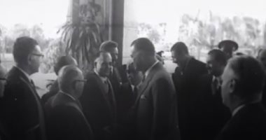 "منارة العلم"..فيديو نادر للزعيم جمال عبد الناصر فى العيد الخمسينى لجامعة القاهرة..ويؤكد:أريد أن أحمل الجامعة أمانة المستقبل .. وموكب يضم عميد الأدب العربى طه حسين والعلماء قبل تسليم الطلاب الشهادات 