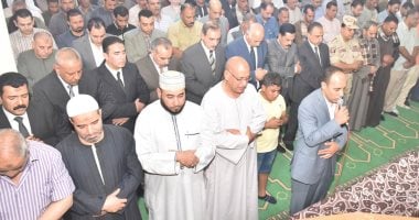 صور.. محافظ أسيوط يتقدم الجنازة العسكرية لرئيس مباحث الوادى الجديد