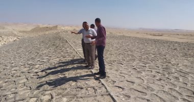 صور.. لجنة بمدينة الزينية تعاين مخرات السيول استعدادا للشتاء شمالى الأقصر