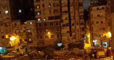 صور.. انهيار جزئى بعقار مائل غرب الإسكندرية.. والحى يخلى 3 عمارات مجاورة