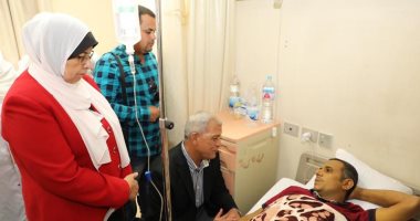صور.. محافظ المنوفية يسلم مساعدات مالية لـ138 حالة من مرضى الكبد