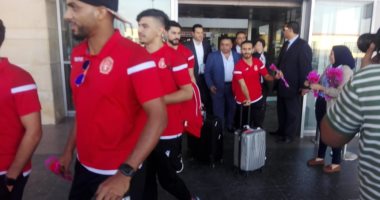 صور.. وصول المحرق البحرينى إلى مطار برج العرب لمواجهة الاتحاد السكندرى