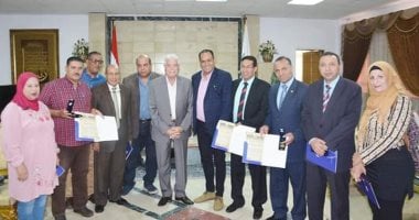 صور..محافظ جنوب سيناء يصرف مليون جنيه تعويضا للصيادين ويكرم الإعلاميين والصحفيين‎