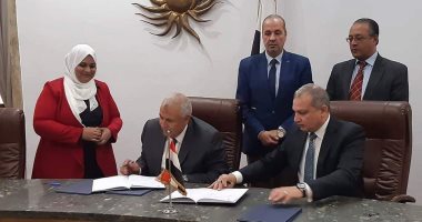 محافظ الوادي الجديد يوقع بروتوكول لتطوير المرافق والخدمات في 5 مناطق بمركز الخارجة 