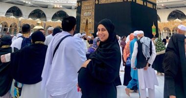 إسراء عبد الفتاح تعلن انتظار مولودها الأول بصورة من أمام الكعبة