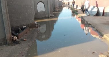 صور.. اضبط مخالفة.. مياه الأمطار والصرف الصحى تغرق المقابر فى دمياط