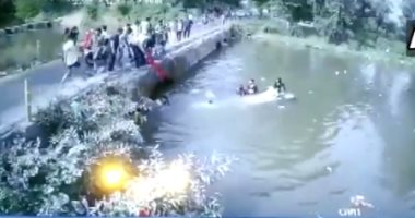 شاهد.. أب يحاول إنقاذ رضيعه من حادث فيقذفه فى النهر بالهند