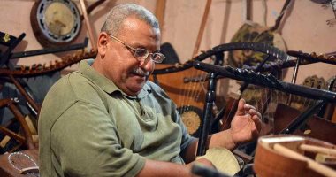 صور.. حكاية "محمد ميدا" أقدم صانع وعازف سمسمية بالإسماعيلية