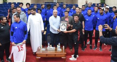 محافظ مطروح يلتقى مجلس إدارة ولاعبى فريق نادي الرجاء دعما لهم