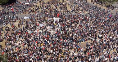 رغم التعديلات الحكومية استمرار المظاهرات فى تشيلى.. 20 قتيلا و1406مصابا حصيلة أعمال العنف والشغب.. خروج أكثر من مليون شخص إلى الشوارع للمطالبة بإصلاحات اقتصادية وسياسية.. والرئيس يستبدل 8 وزراء بشخصيات معتدلة
