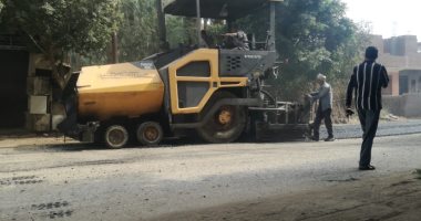 صور.. رصف طريق مدخل قرية الواسطى بطول 2 كم فى أسيوط