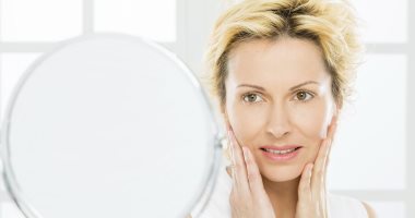 حافظى على جمالك.. نصائح لوضع المكياج في سن الخمسين