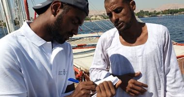 صور.. طريقة مبتكرة لتشجيع الأهالى على التسجيل بالتأمين الصحى الشامل بالأقصر.. سيارة متنقلة تجوب الشوارع والميادين بميكروفونات للتوعية بأهمية المنظومة.. ووكيل "الصحة": المبادرة مستمرة فى المدن والقرى لمدة 3 أيام