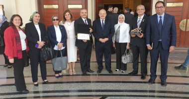 رئيس جامعة القاهرة يعلن فوز كليتى الطب والصيدلة بجائزتي أفضل كليات فى مصر 