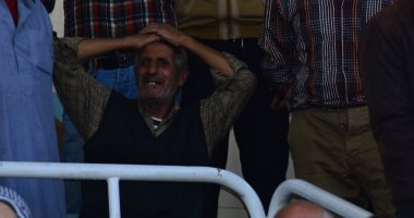 صور.. بكاء مشجع محلاوى عقب الفوز  على الحمام بدورى القسم الثانى
