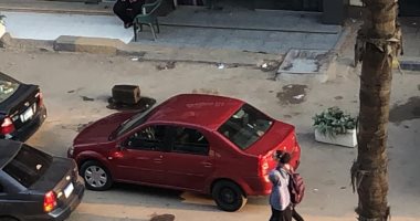 قارئ يشكو من وضع حواجز خرسانية لحجز مواضع ركن للسيارات فى شارع فيصل الرئيسى