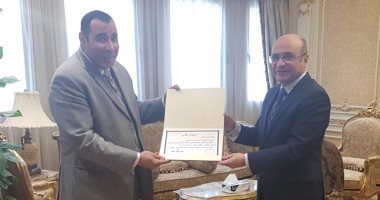 المستشار عمر مروان يكرم الموظفين المتميزين لشهر سبتمبر فى مجلس النواب 
