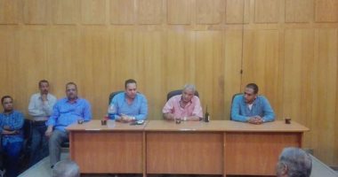 رئيس إسنا يجتمع بالموظفين للتدريب على برنامج خدمات المواطنين إلكترونياً