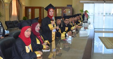 وزير الرى يكرم خريجى البرنامج التدريبى لإعداد القيادات الإدارية الشابة بالوزارة