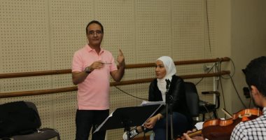 صور.. نداء شرارة فى بروفات مستمرة استعدادا لحفلها بمهرجان الموسيقى العربية