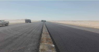 صور.. استكمال مشروع رصف محور تنيدة - منفلوط فى الوادى الجديد بـ2 مليار جنيه