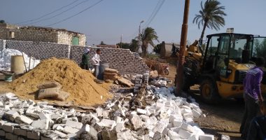 إزالة تعديات على الأراضى الزراعية بمركز سمسطا جنوب بنى سويف