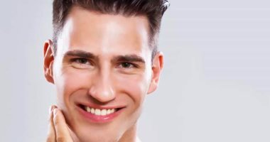 4 وصفات طبيعية للتخلص من الهالات السوداء أسفل العينين للرجال 