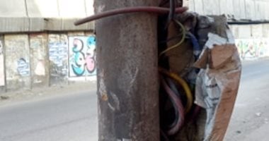 قارئ يرصد عمود كهرباء بأسلاك مكشوفة يعرض المواطنين للخطر بشبرا الخيمة