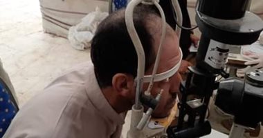 صور .. الكشف على 620 مريض خلال  مبادرة " عينيك فى عينيا "بالبحيرة 