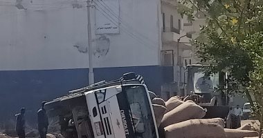 صور .. انقلاب سيارة محملة بكميات كبيرة من أكياس القطن فى الغربية