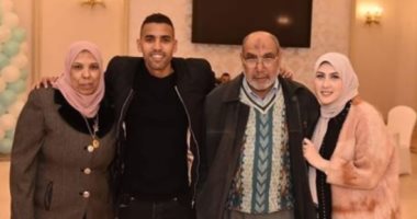 مؤمن زكريا ينشر صورة بصحبة عائلته ويعلق: "بدعواتكم هرجع إن شاء الله"
