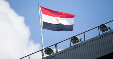 علم مصر يزين ملعب "فيلا بارك" قبل انطلاق مباراة أستون فيلا ضد ليفربول