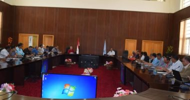 محافظة البحر الأحمر تستعرض آليات حماية البيئة وخطة المكافحة المتكاملة
