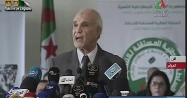 حملات دعائية على استحياء لمرشحى رئاسة الجزائر.. المتظاهرون يواصلون احتجاجهم ويهددون بالمقاطعة.. والمرشحون يعلقون صورهم على الجدران وسط حراسة مشددة.. والجيش يهدد أصحاب "الأجندات الخارجية"