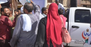 صور.. سيارة التأمين الصحي الشامل المتنقلة تصل لمحطة مدينتي الطود والزينية بالأقصر