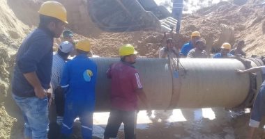 صور.. إصلاح كسر فى خط المياه الرئيسى المغذى لمدينة العريش