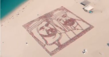 شاهد.. 4500 عَلَم يشكلون صورة محمد بن راشد ومحمد بن زايد بمناسبة يوم العلم