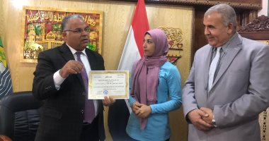 مدير تعليم الإسماعيلية يكرم معلمة التربية الرياضية بطلة العالم فى كرة السرعة