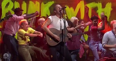 فريق Coldplay يبهر عشاقه ويقدم أغنيتين جديدتين فى "SNL"