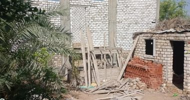 صور.. إيقاف 4 حالات بناء مخالف والتحفظ على ونش بأحياء الإسكندرية