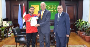 رئيس جامعة الإسكندرية يكرم طالبا حصل على برونزية فى بطولة أوروبا المفتوحة