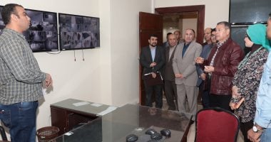 محافظ بني سويف يتفقد منظومة العمل بغرفة العمليات لمتابعة مستوى الخدمات الحيوية